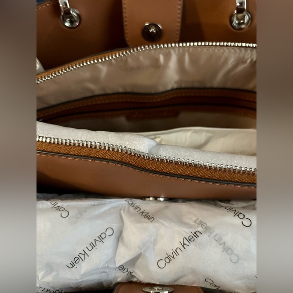 NWT Calvin Klein “Garnet” Shoulder Bag. Approx measurements as pictured - Picture 4 of 14
